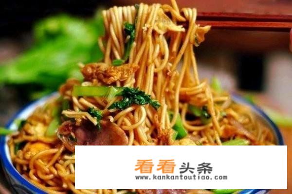 豆芽青菜火腿肠洋葱鸡蛋怎么炒面？