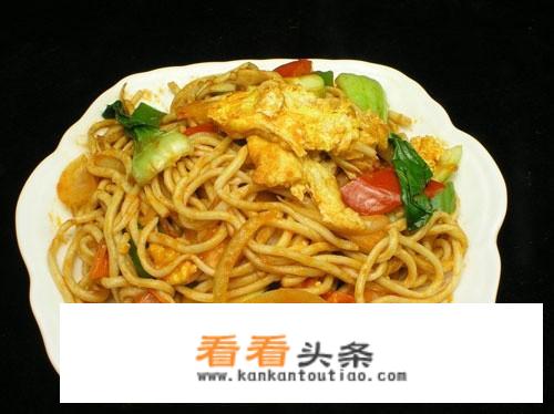 豆芽青菜火腿肠洋葱鸡蛋怎么炒面？