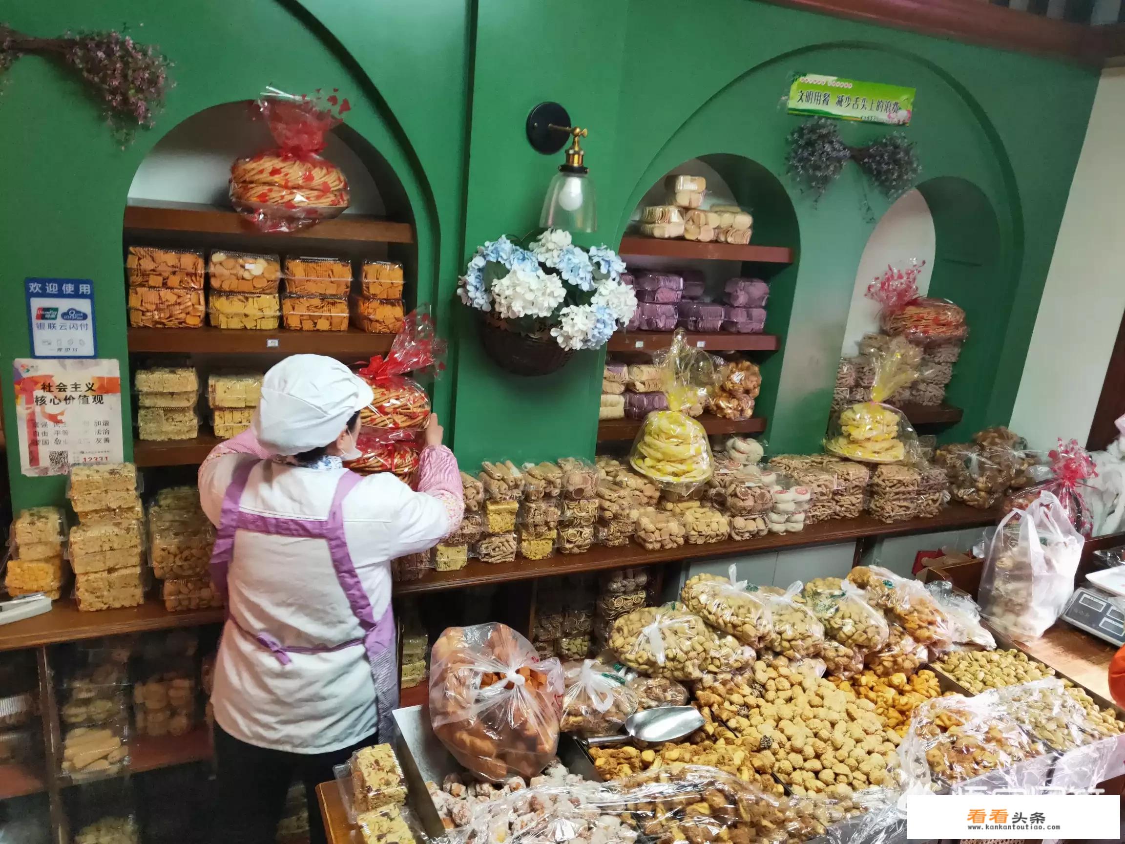 去新疆旅游，有哪些特色美食和餐厅推荐？