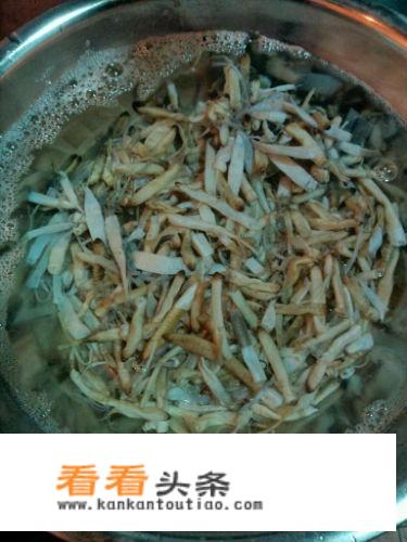 福建省泉州传统的小吃安海土笋冻里像虫子的是什么东西？
