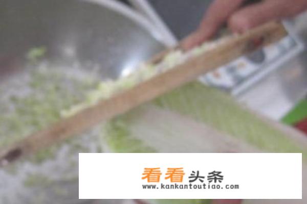 老妈亲自示范怎么做白菜鸡蛋饺子馅？