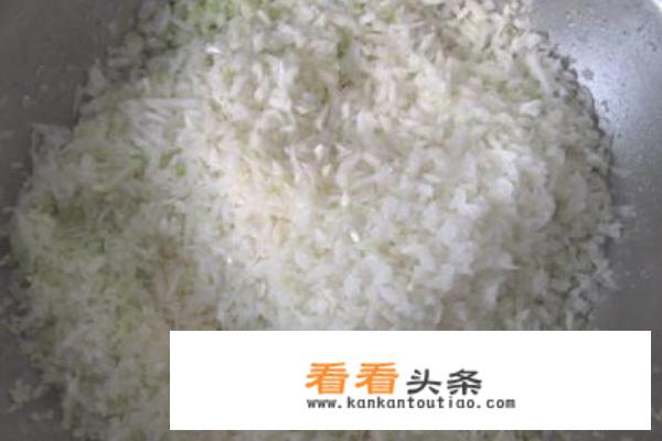 老妈亲自示范怎么做白菜鸡蛋饺子馅？