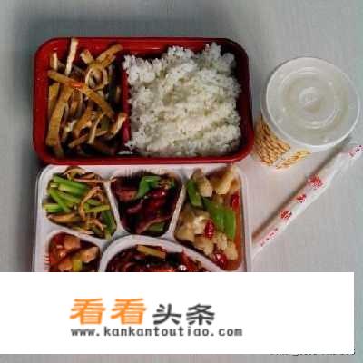 本人想卖盒饭，假设10元一份的盒饭，一天卖出100份，能赚多少钱？