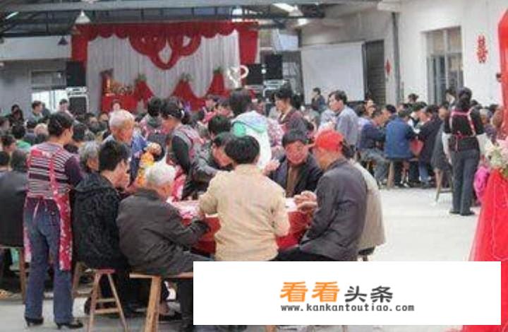 年前结婚办酒席，农村人也开始用扫码支付收礼金了，你能接受吗？