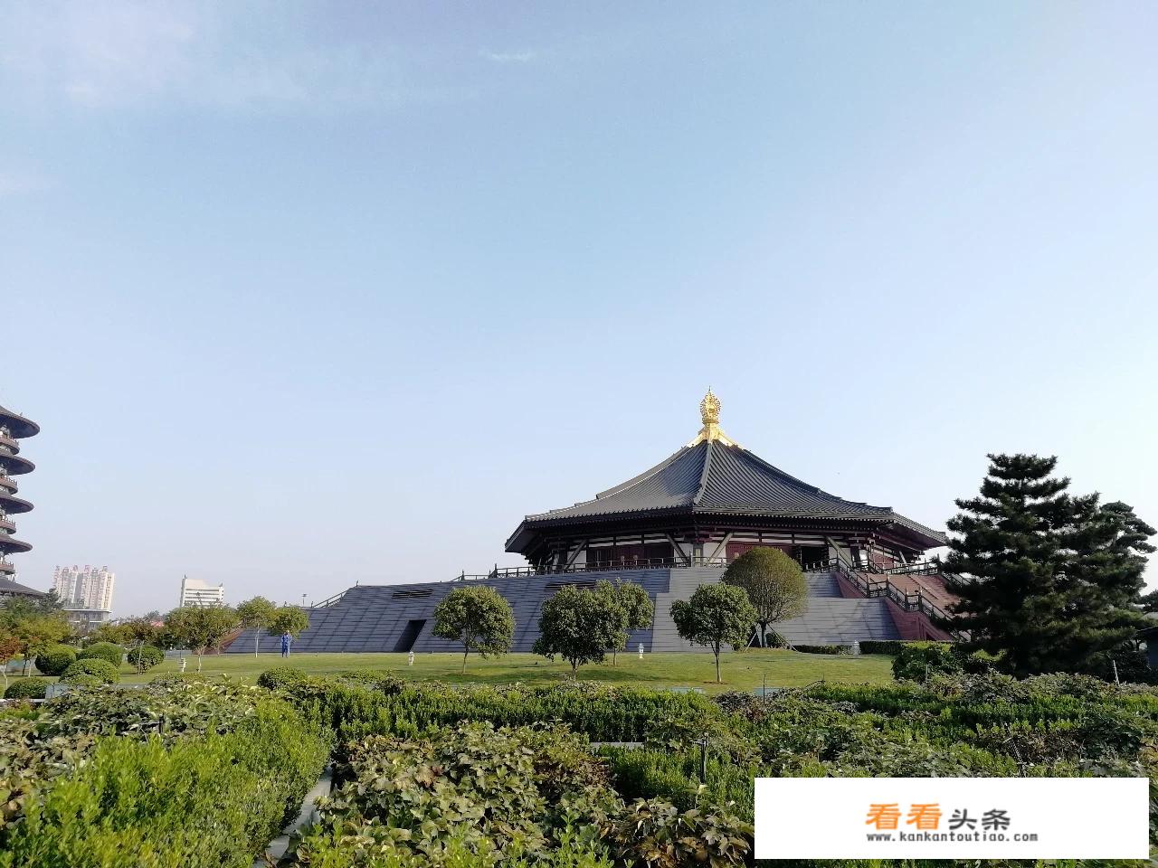 洛阳和郑州相比，谁的旅游资源更多，为什么？