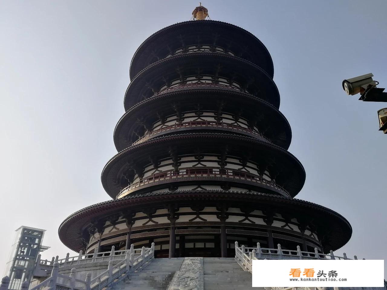 洛阳和郑州相比，谁的旅游资源更多，为什么？