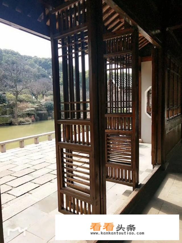 我可以轻松回农村过纯静的日子，为什么偏要在城市里煎熬和拼搏？