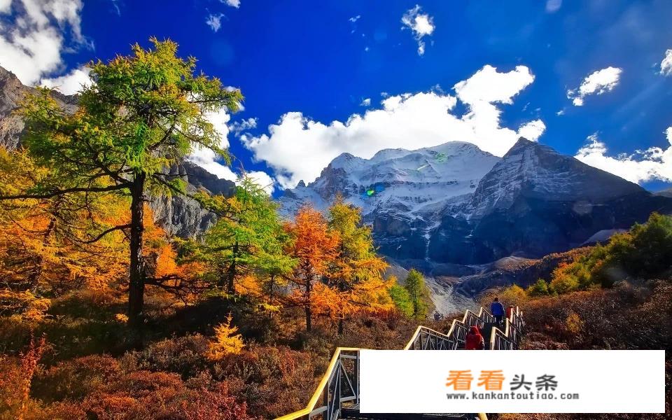 从眉山自驾游到稻城亚丁的路上有哪些景点，需要注意什么，两个人大概花费多少？