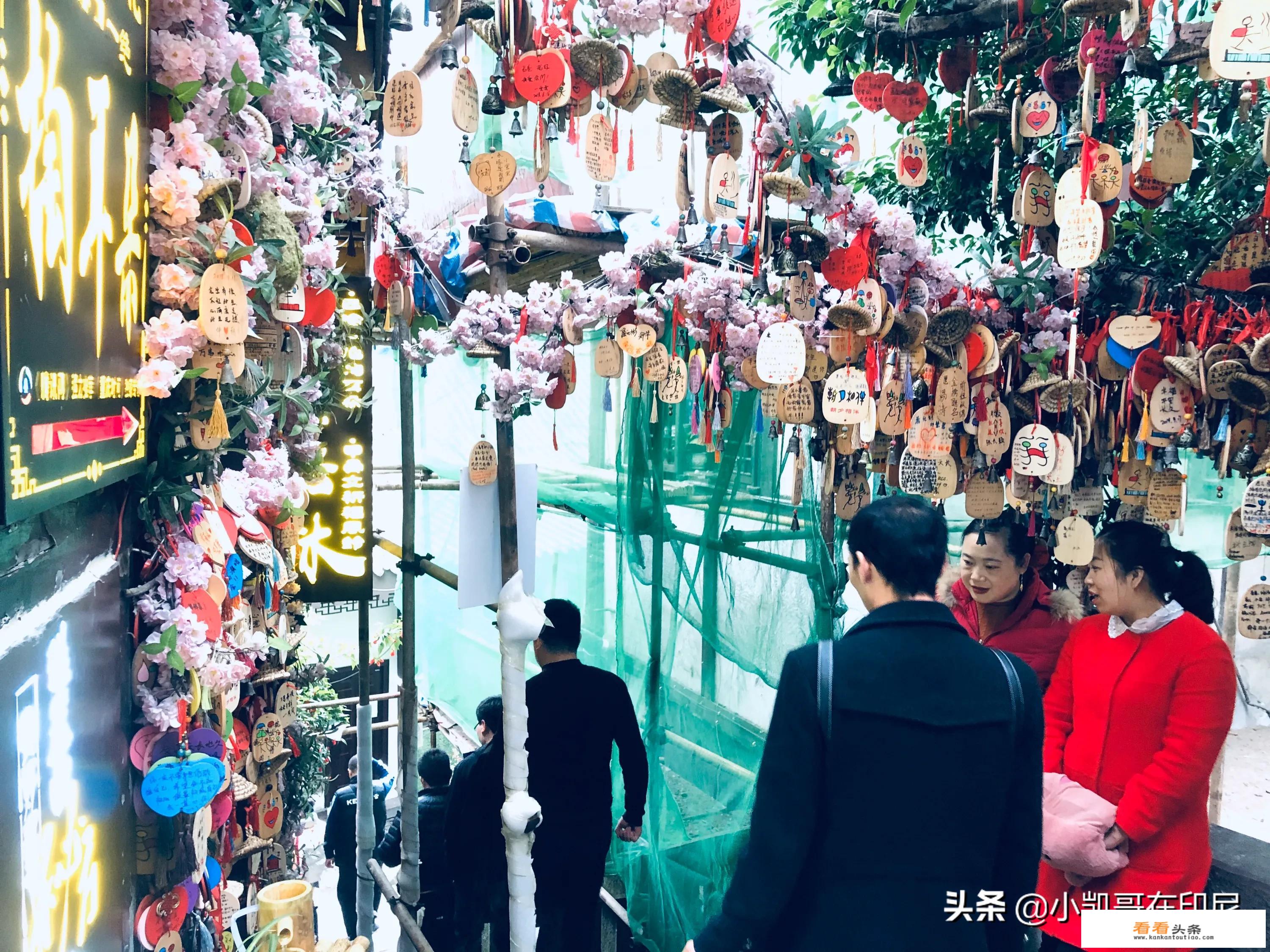 到重庆旅游，住哪个区比较方便？