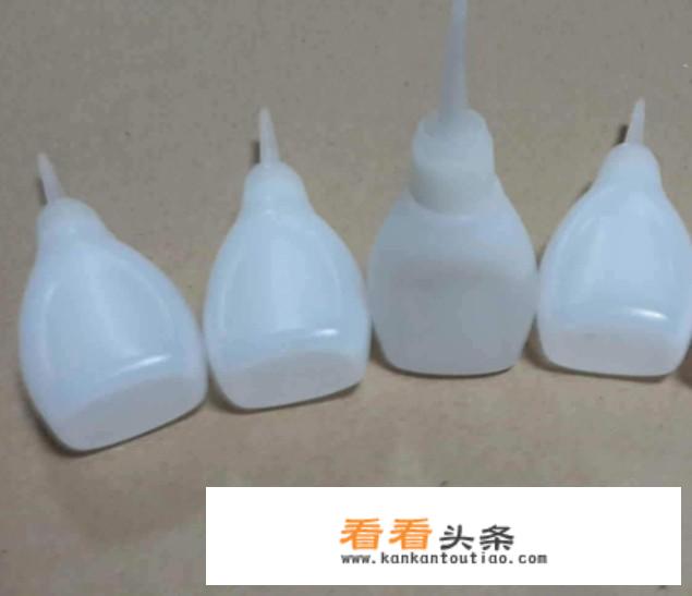 手上弄胶水皮肤变黑色用什么能去除？