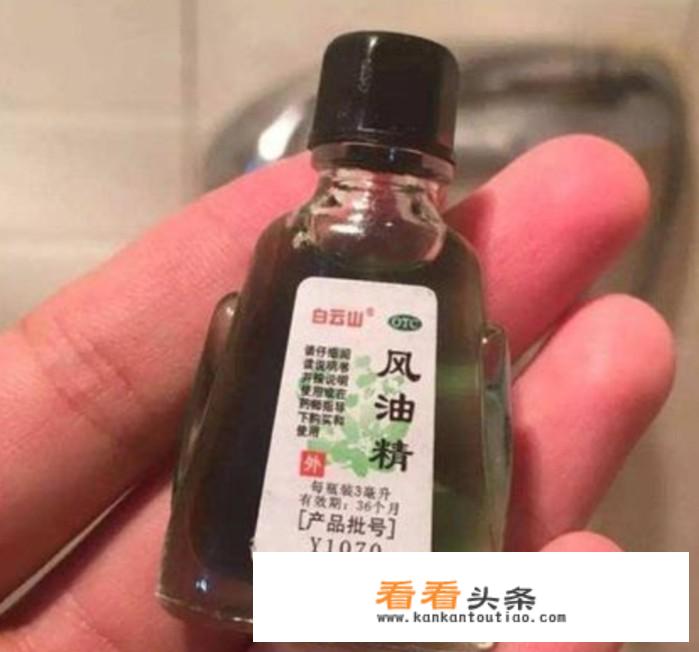 手上弄胶水皮肤变黑色用什么能去除？
