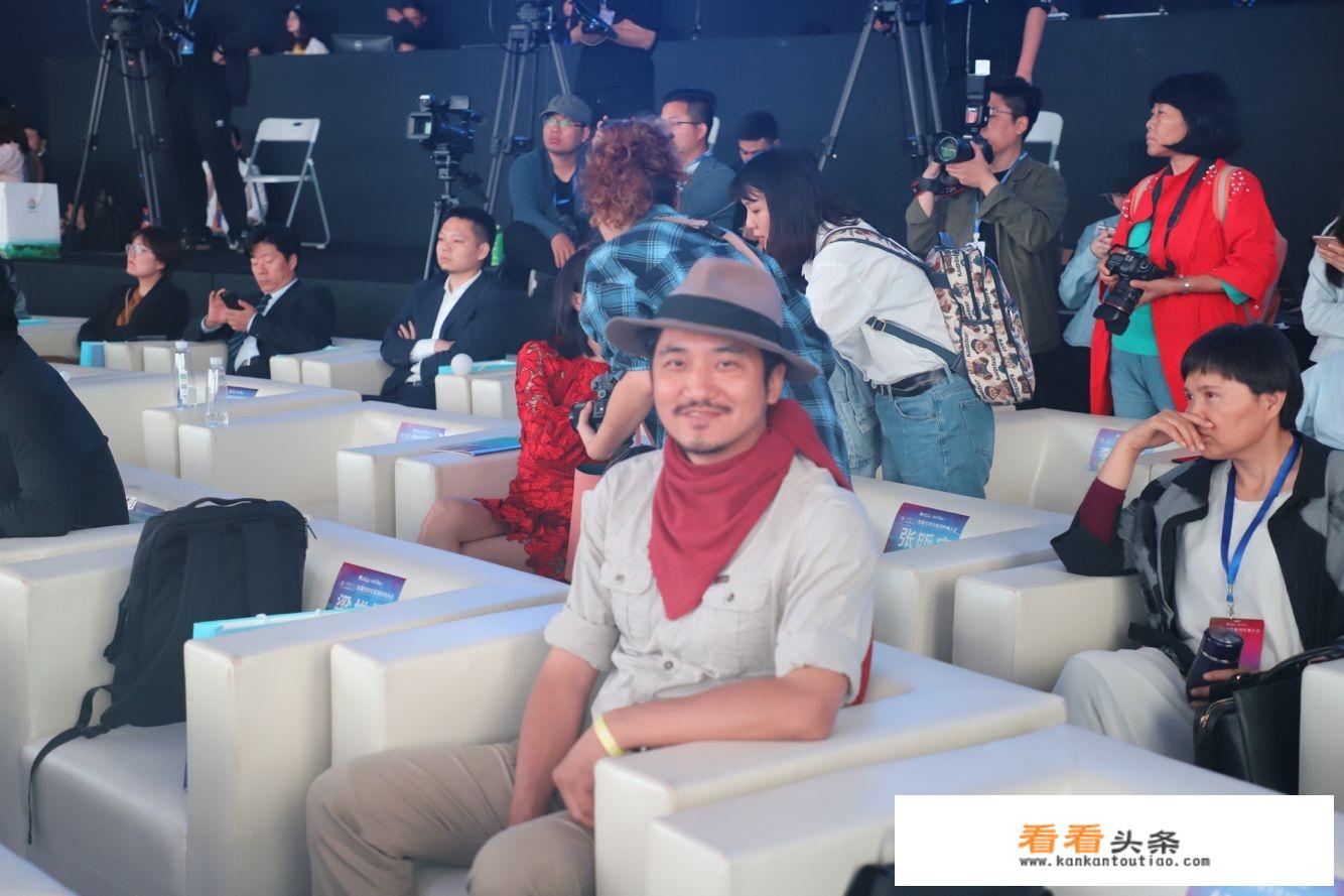 为什么首届全球文旅创作者大会选择在信阳举行？信阳在文化和旅游方面有什么特色？