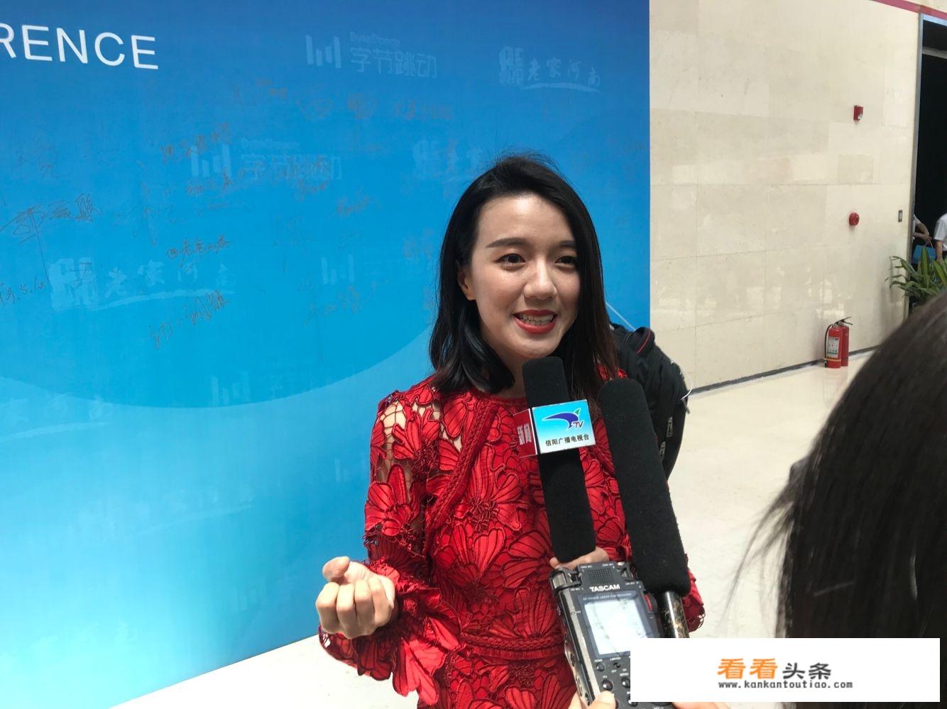 为什么首届全球文旅创作者大会选择在信阳举行？信阳在文化和旅游方面有什么特色？
