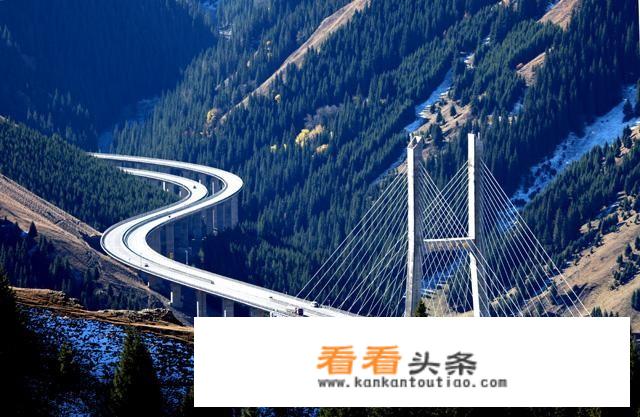 我在9月1日到10日要去新疆旅游，请问要带些什么衣服？