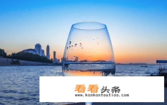 外出旅游，带什么小饰物、小物件在身边，拍照时更有格调和特色？