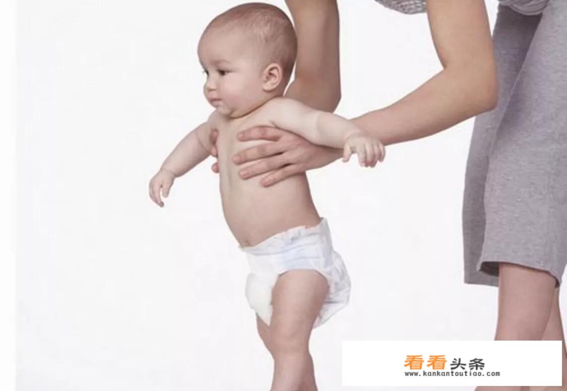 宝宝几个月能抱着站立？三个月了可以的吗？