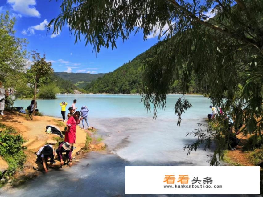 有部美国恐怖电影讲述一群人到一个地方度假？