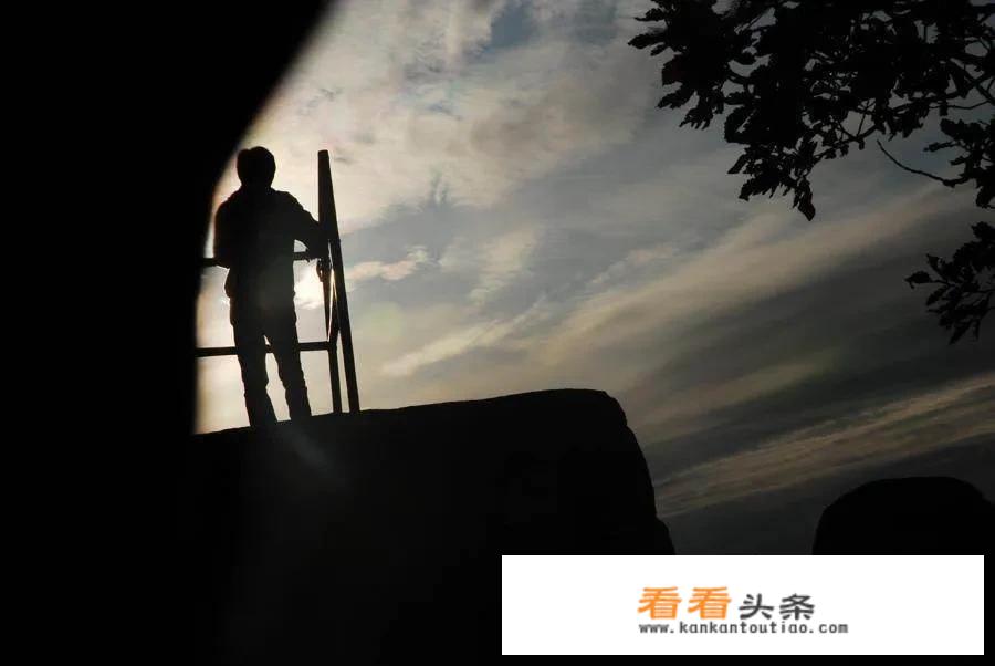 我单身,49岁了,离婚十年了,现在总觉的一个人孤独,想找老伴过完余生,我该怎么？