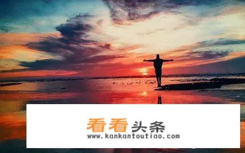 我单身,49岁了,离婚十年了,现在总觉的一个人孤独,想找老伴过完余生,我该怎么？