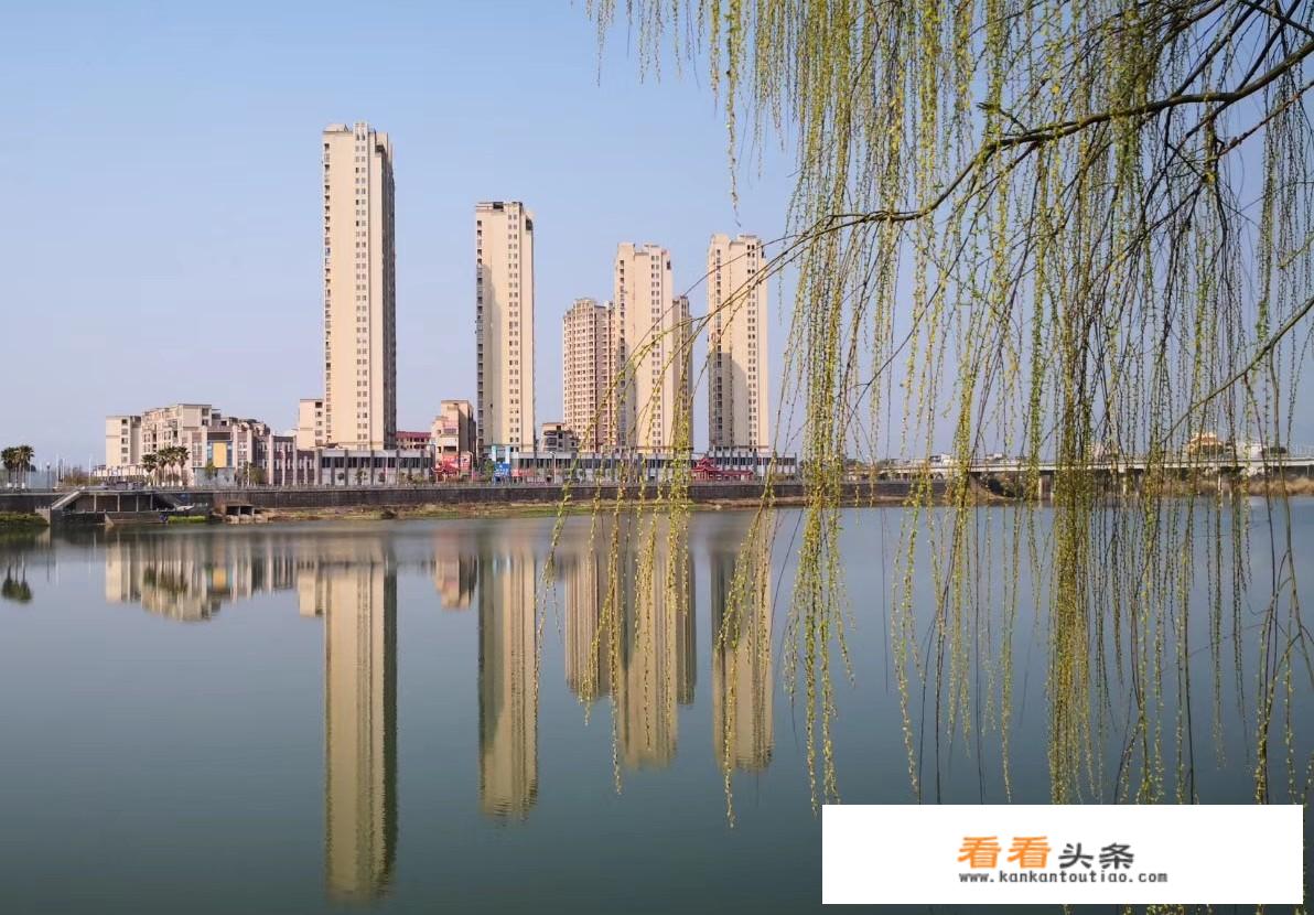 50岁女同志去哪里旅游合适？