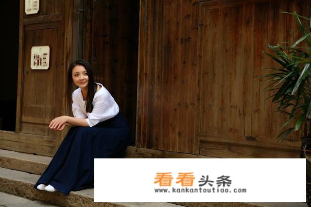 到一些古镇去旅游，穿什么衣服，拍照比较融入景色？