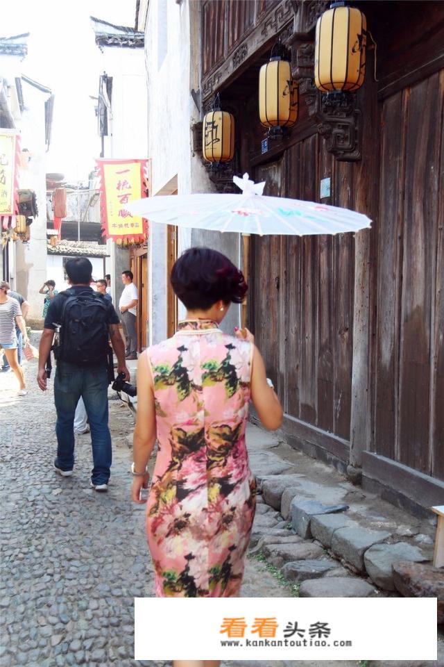 到一些古镇去旅游，穿什么衣服，拍照比较融入景色？