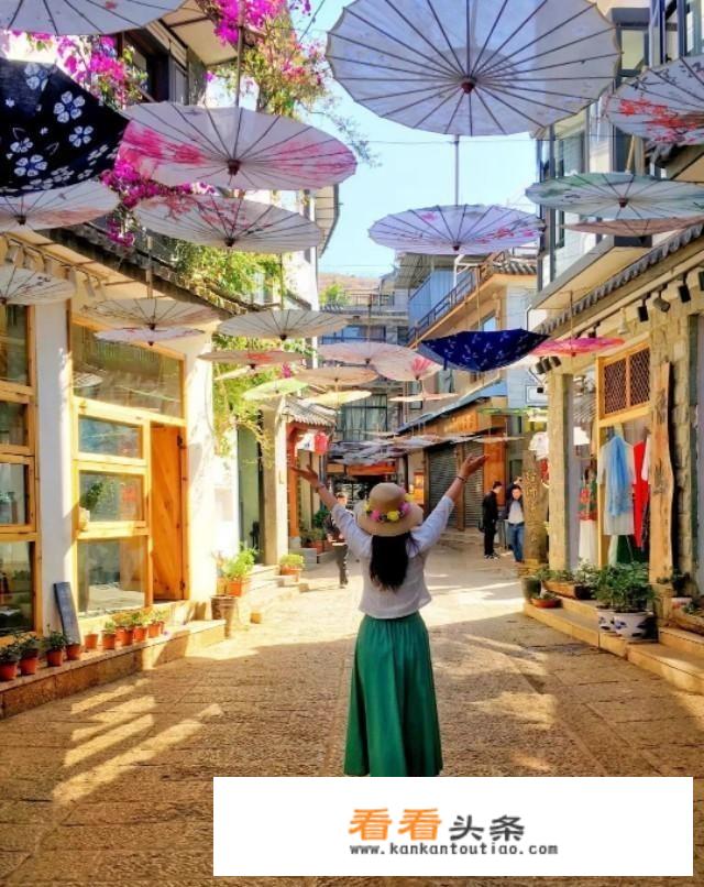 到一些古镇去旅游，穿什么衣服，拍照比较融入景色？