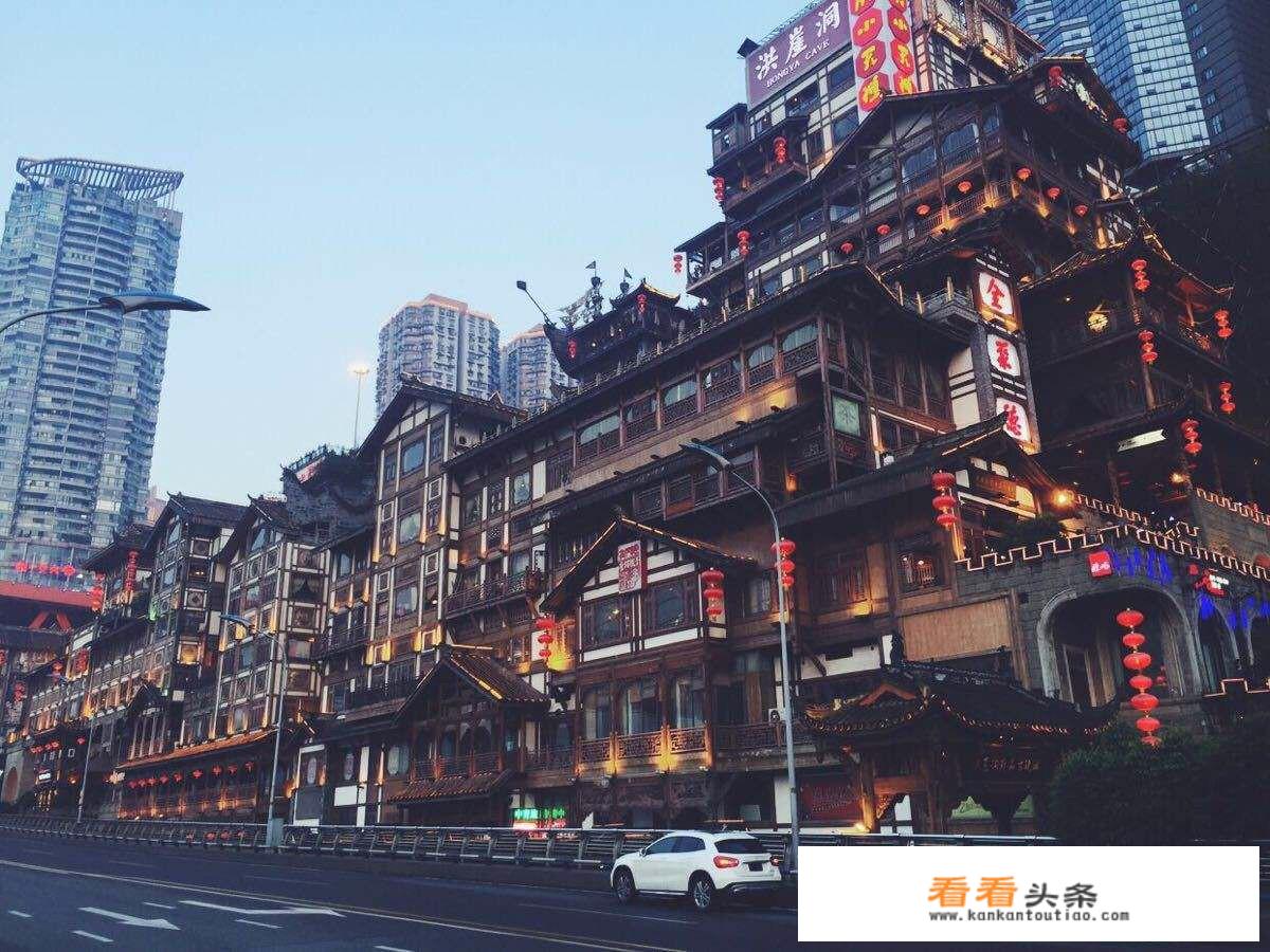 一些重庆出租车司机说洪崖洞要门票，积极推荐游客去买游船通票，去朝天门玩，这是为什么？