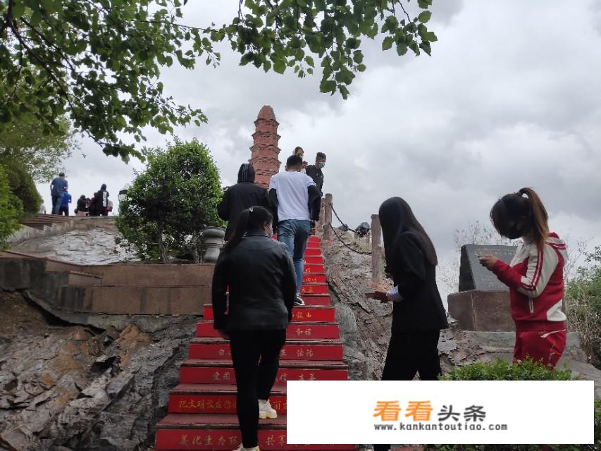 6月中下旬去新疆旅游穿什么衣服？
