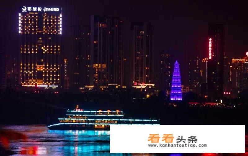 求一个壁纸，晚上的大海波光粼粼倒映着城市的灯光，有一艘游轮飘在海上，很像香港或者？