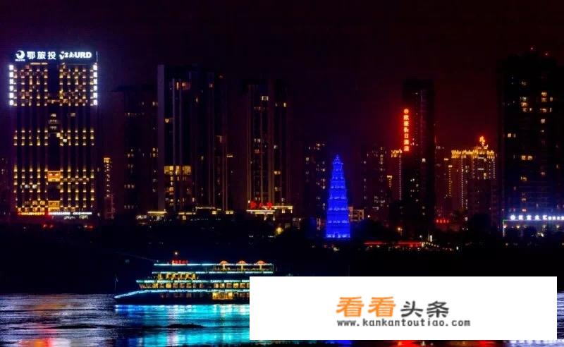 求一个壁纸，晚上的大海波光粼粼倒映着城市的灯光，有一艘游轮飘在海上，很像香港或者？