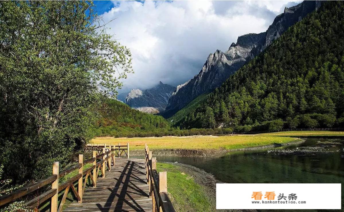 重庆去稻城有多少公里？