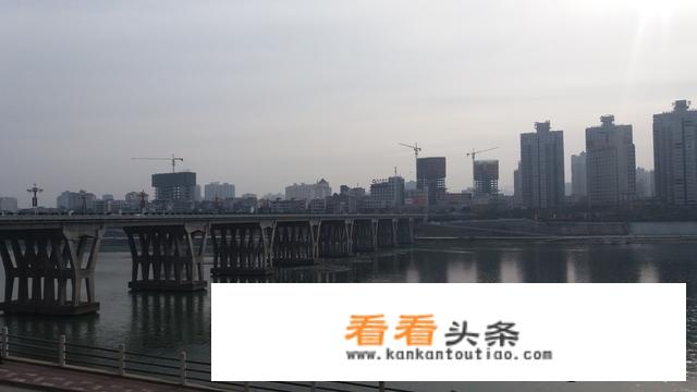 灰尘的旅行提出四个问题并解答？