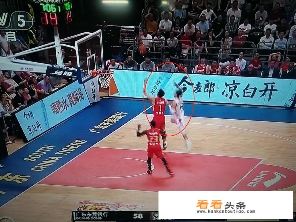 赵睿空接上篮遭到深圳队邱彪凶狠犯规而重摔倒地，对此你怎么看？邱彪是故意的吗？