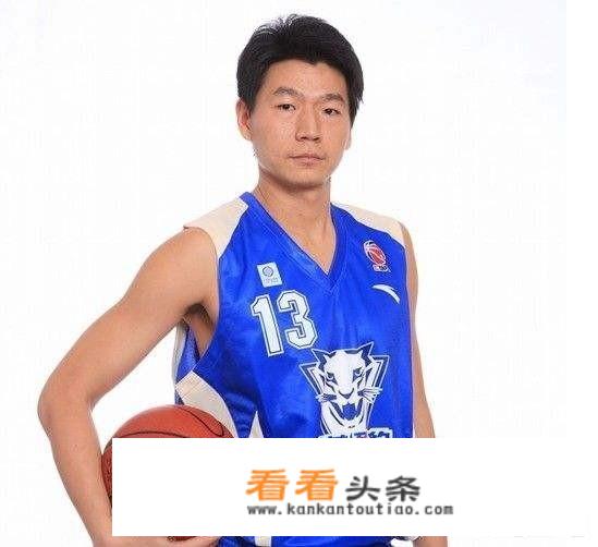 赵睿空接上篮遭到深圳队邱彪凶狠犯规而重摔倒地，对此你怎么看？邱彪是故意的吗？