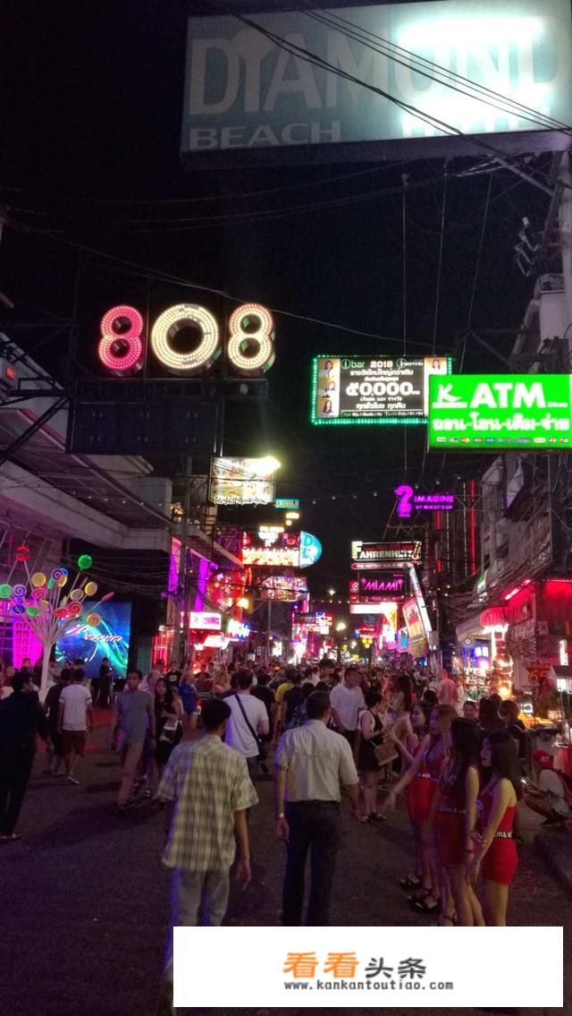 在泰国旅游途中，遇到美艳人妖搭讪，并邀你一起游玩，你会怎么做？