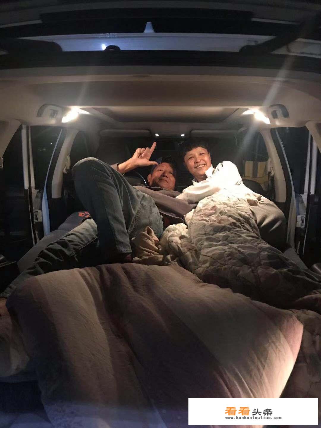 自驾出游是住车里好还是车顶帐篷好？