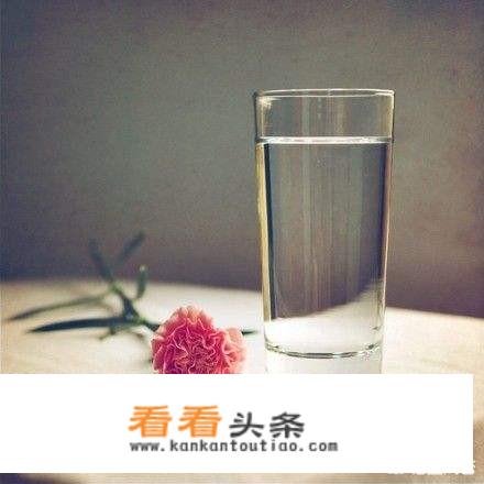 房子供暖但早上窗户上全是水怎么回事？