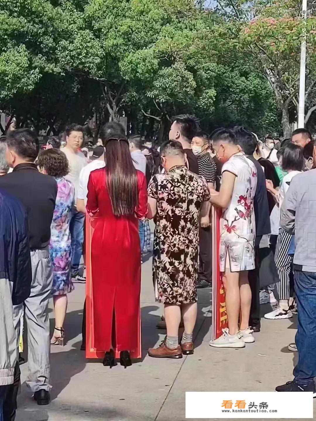 描写老师穿旗袍的外貌？