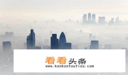 人在车内跳起，落下的时候是否落在原地？与速度有关吗？