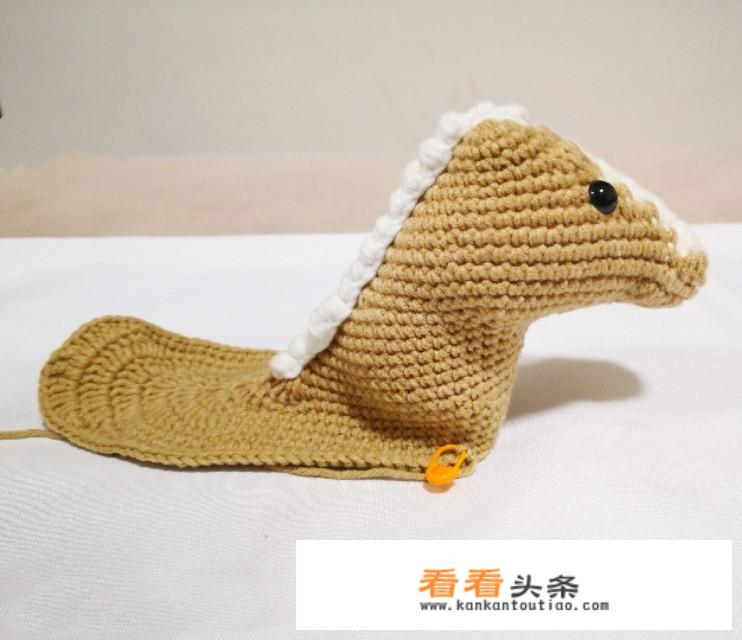 小说，里面都是学画画的，女主和男主在一个小镇认识的，女主在小镇旅游，晚上女主掉河里了，男主救了她？