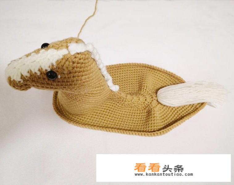 小说，里面都是学画画的，女主和男主在一个小镇认识的，女主在小镇旅游，晚上女主掉河里了，男主救了她？
