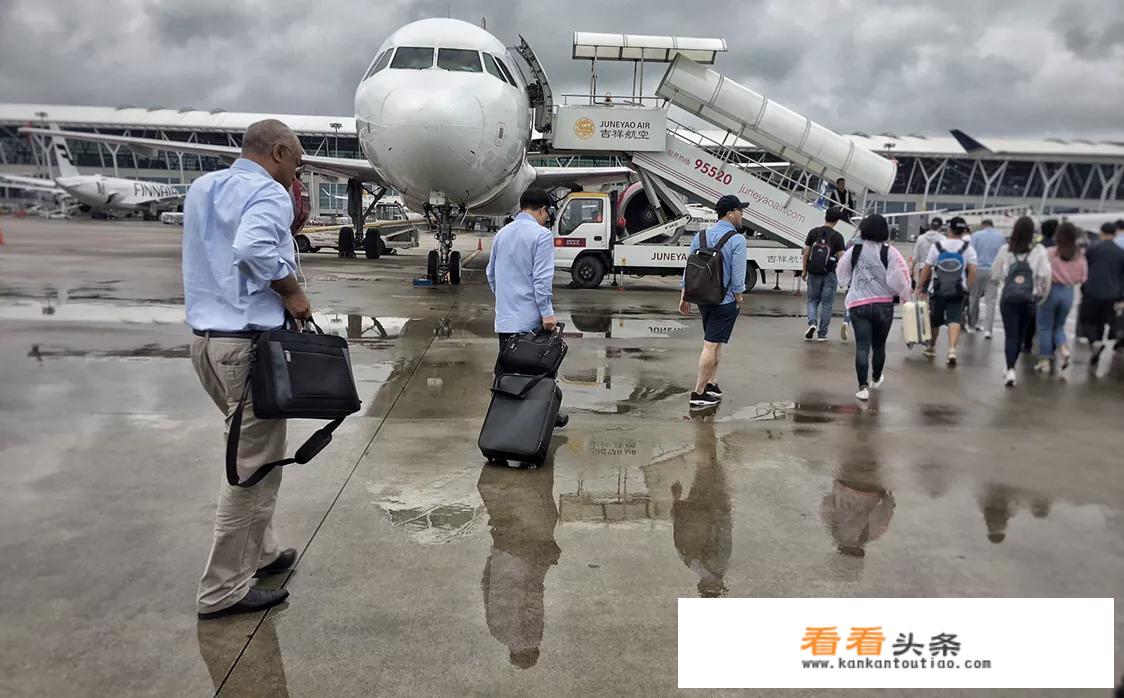 出国跟团旅游，生病了要自行回来，被要求给旅行社赔钱，合理吗？