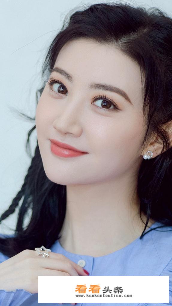 相亲认识了一个女的，花钱大手大脚还喜欢旅游，每个月都是月光族，还要必须相处吗？