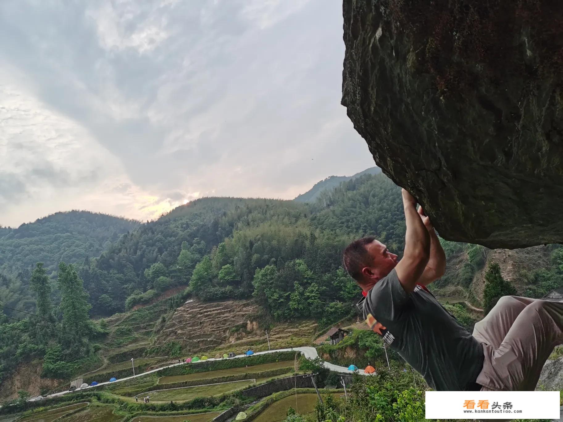 我是贵州梵净山附近的，每年来往游客很多上山下山路途很远，怎样能让游客购买乳胶鞋垫？