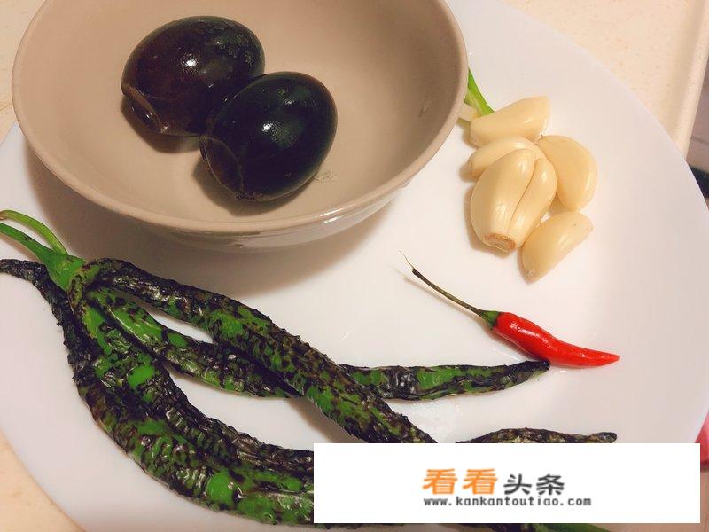青椒皮蛋凉拌怎么拌好吃？