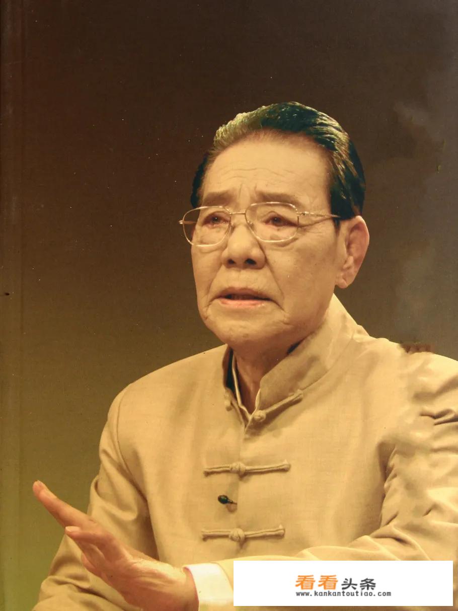 单田芳先生在评书中经常用到的口头禅或者定场诗有哪些？