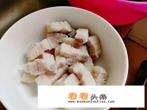 五花肉炒青椒的家常做法？