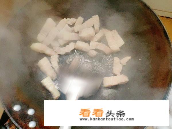 五花肉炒青椒的家常做法？