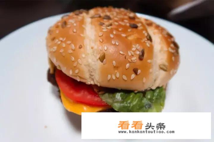 为什么麦当劳的汉堡算垃圾食品，但是把它们分开吃又算营养搭配？